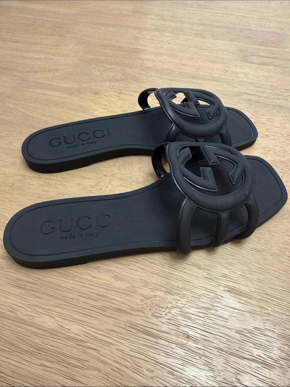 Gucci Women's Interlocking G slide sandal black rubber D u p e